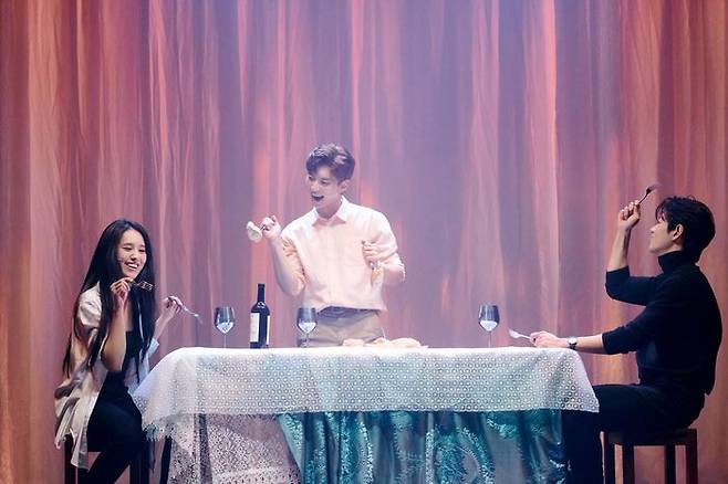 창작뮤지컬 ‘홀리 이노센트’. 왼쪽부터 이사벨 역의 이은정, 매튜 역의 윤은오, 테오 역의 문유강 ⓒ이하 PAGE1 제공