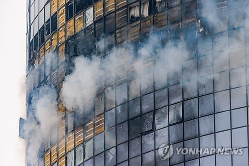 최전선서 1000km 떨어진 러시아 내륙 카잔에 우크라 드론 공격이 가해져 건물에서 연기가 나고 있다. 타스 연합뉴스