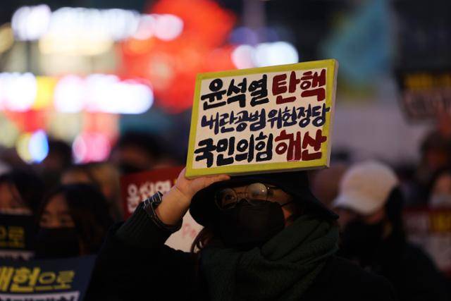 7일 오후 광주 5·18민주광장에서 열린 윤석열 탄핵 헌정유린광주시민 총궐기대회에 참가한 시민들이 국회 본회의에서 김건희 특검법이 부결되자 망연자실하고 있다. 뉴스1