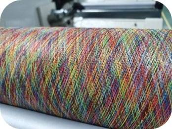 물 없이 염색 가능한 무수염색사진. 물로 하는 염색과 달리 여러 컬러를 한 번에 구현할 수 있으며 폐수가 전혀 발생하지 않는다. 아셈스 제공