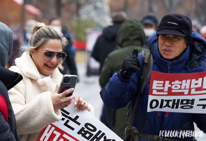 21일 오후 2시 서울 광화문 광장 일대에서 보수성향 단체들이 국민혁명대회를 열었다. 외국인 관광객이 사진을 찍고 있는 모습. 사진=유희태 기자