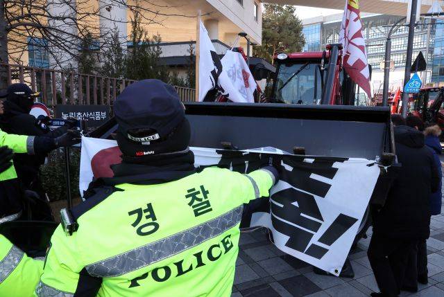 트랙터와 트럭 수십 대를 몰고 상경 행진 중인 전국농민회총연맹 전봉준 투쟁단 소속 농민들이 19일 오후 정부세종청사 농림축산식품부 앞에서 "윤석열 체포ㆍ구속 및 송미령 장관 탄핵ㆍ처벌"을 주장하며 시위를 벌이고 있다. 연합뉴스