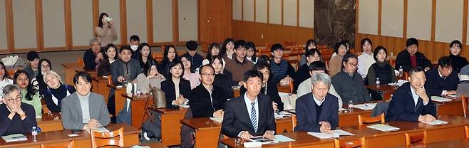 벼 민간육종 활성화를 위한 한중일 국제세미나 참석자들이 발표를 경청하고 있다.<김재훈 기자>