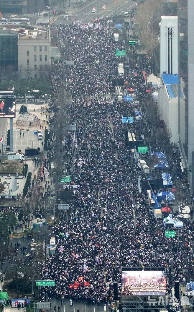 [서울=뉴시스] 김선웅 기자 = 21일 서울 종로구 광화문광장 일대에서 대통령 탄핵 반대 집회가 열리고 있다. 2024.12.21. mangusta@newsis.com