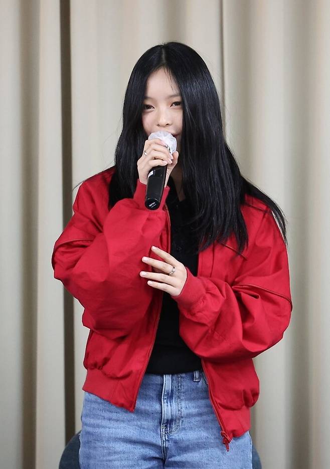 뉴진스가 소속사 어도어에 전속계약 해지를 선언한 가운데 외국인 멤버인 하니의 비자 문제가 불거졌다. 하니는 호주와 베트남 이중국적으로 비자 만료가 2025년 초로 임박했다. 뉴스1