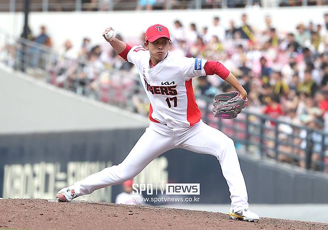 ▲ KIA 임기영이 힘차게 투구하고 있다. KIA는 '내부 FA' 임기영과도 합의점을 찾으면서 내년 투수진 운영에 탄력을 받을 전망이다. 비록 임기영이 올해는 6점대 평균자책점으로 부진해 한국시리즈 엔트리에도 들어가지 못했지만 다양한 쓰임새를 갖췄다는 점에서 꼭 필요한 자원이기도 하다. ⓒ곽혜미 기자