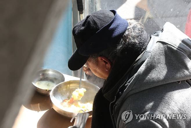 추위 뚫고 따뜻한 밥 한 끼 [연합뉴스 자료 사진]