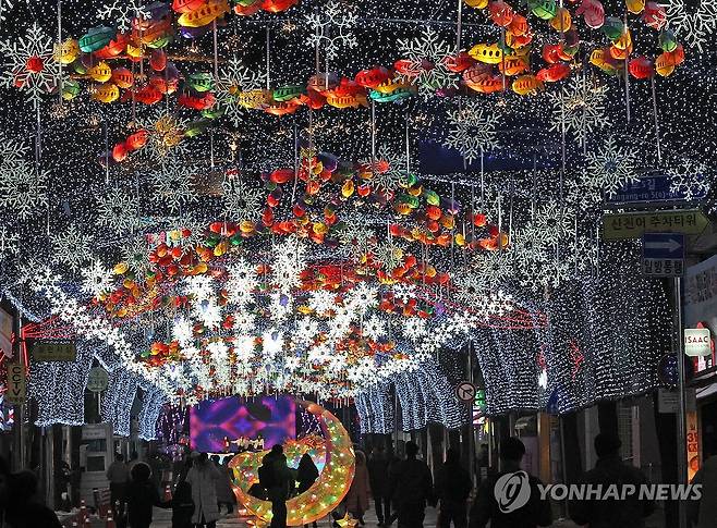 불 밝힌 화천 선등거리 (화천=연합뉴스) 이상학 기자 = 21일 오후 강원 화천군 화천읍 거리에서 선등거리 점등행사가 열려 산천어 모양의 등이 환하게 불을 밝히고 있다. 산천어축제는 내년 1월 11일 개막한다. 2024.12.21 hak@yna.co.kr