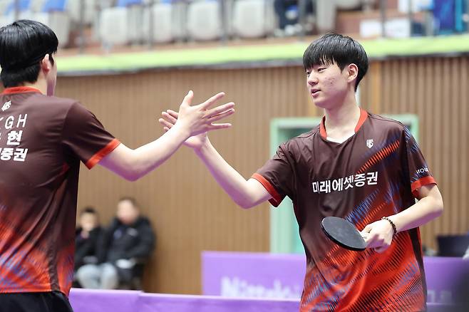 종합탁구선수권 남자복식 3연패를 달성한 오준성(오른쪽)과 박규현 [대한탁구협회 제공. 재판매 및 DB 금지]