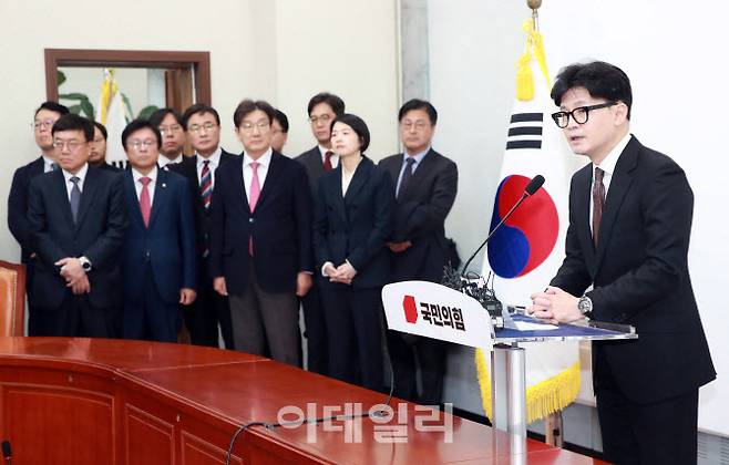 한동훈 국민의힘 당대표가 16일 오전 서울 여의도 국회에서 당대표직 사퇴 발표 기자회견을 하고 있다. 권성동 원내대표, 서범수 사무총장 등이 이를 지켜보고 있다.(사진=이데일리 노진환 기자)