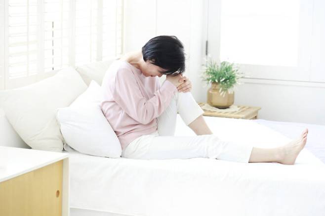 외로움, 우울감 등 감정 변화는 폐경(완경) 시 겪는 신체 변화에 따른 실망감이나 상실감에서 비롯된다. 남편-자녀-시댁 등 집안 문제 등의 영향을 받기도 한다. [사진=클립아트코리아]