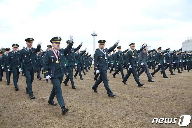 26일 서울 노원구 육군사관학교 화랑연병장에서 열린 '80기 졸업 및 임관식'에서 육사 80기 임관장교들이 힘차게 행진하고 있다. (육군 제공) 2024.2.26/뉴스1