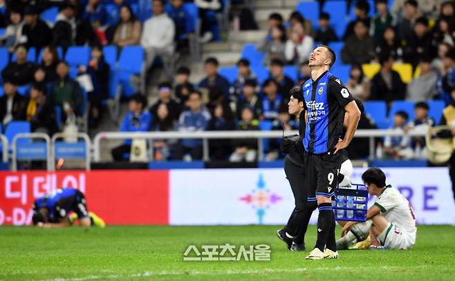 인천 유나이티드의 무고사가 지난달 10일 인천 축구전용경기장에서 열린 하나은행 K리그1 2024 대전하나시티즌과 경기에서 1-2로 패하며 리그 최하위로 2부 리그 강등이 확정된 뒤 아쉬워하고 있다. 인천 | 박진업 기자 upandup@sportsseoul.com