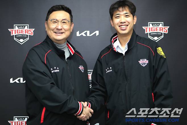 임기영이 KIA 타이거즈와 3년 15억원에 FA 계약을 한 뒤 심재학 단장과 악수를 하고 있다. 사진제공=KIA 타이거즈
