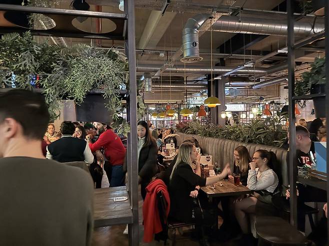 펨붕이 실시간 런던 스포츠펍에서 아스날 시청중