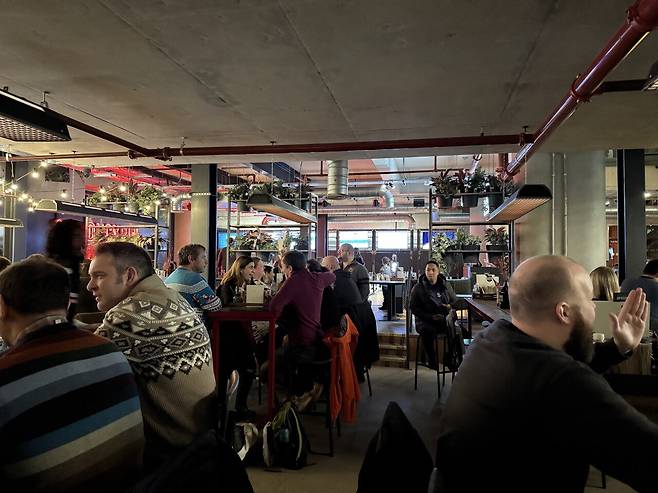 펨붕이 실시간 런던 스포츠펍에서 아스날 시청중