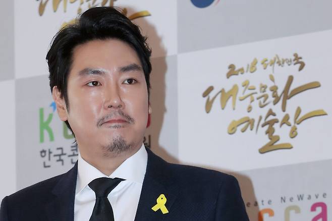 배우 조진웅이 2016년 10월27일 오후 서울 중구 장충동 국립극장 해오름극장에서 열린 2016 대한민국 대중문화 예술상 시상식 포토월에서 포즈를 취하고 있다. 연합뉴스