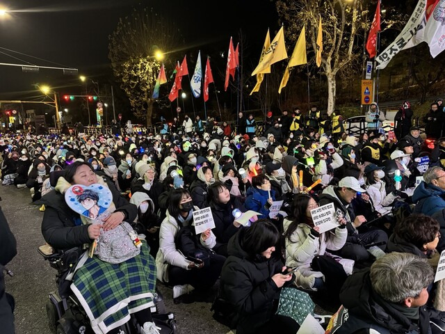 시민들이 한강진역 2번 출구에서 열린 집회에 참여하고 있다. 정봉비 기자