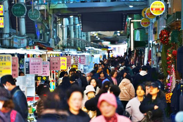 이달 17일 낮 대구 중구 서문시장이 방문객들로 북적이고 있다. 대구=김재현 기자