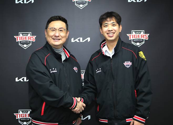 21일 KIA와 FA 잔류 계약을 한 임기영(오른쪽)이 심재학 단장과 악수하고 있다. KIA 제공