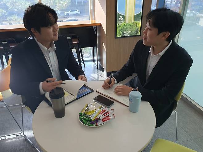 임미준 매니저(왼쪽)와 박선우 매니저가 업무 회의를 하고 있다. 윤현주 기자