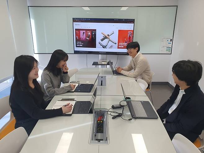 디지털 사업부 직원들이 자사몰 홈페이지 개편 논의를 하고 있다. 윤현주 기자