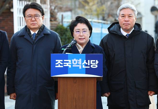 김선민 조국혁신당 당대표 권한대행이 지난 18일 오전 서울 용산구 한남동 대통령 관저 앞에서 열린 탄핵추진위원회 기자회견에서 발언하고 있다. 연합뉴스