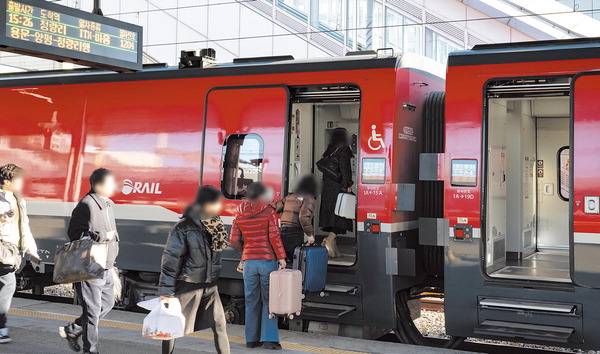 22일 중앙선이 운행되는 부산 부전역 승강장에서 서울 청량리행 열차를 이용하는 승객들이 열차에 오르고 있다. 전민철 기자 jmc@kookje.co.kr