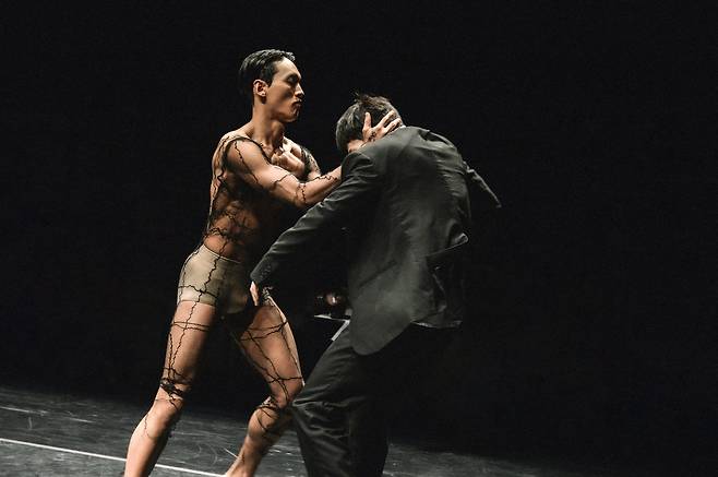 Choi Ho-jong (left) performs in SAL‘s production “Kill.” (SAL)