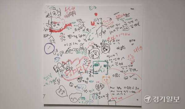 자신이 직접 창조한 인공지능 페인팅 로봇에 수원지역 곳곳에서 수집한 낙서를 학습시켜 만들어낸 신교명 작가의 작품 ‘두들러’ 시리즈(2024). 이나경기자