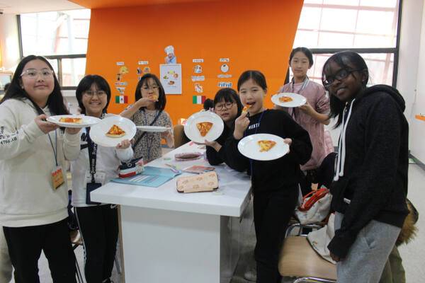 인천 영어마을 학생들이 쉬는 시간 간식을 먹고 있다. 인천 영어마을 제공