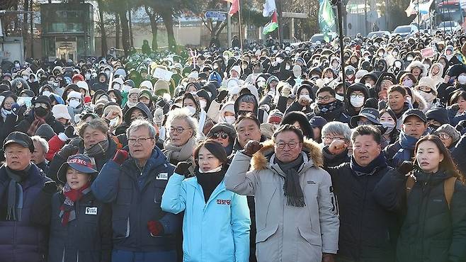 윤석열 대통령 구속 등을 촉구하며 트랙터 상경 시위에 나섰다 서울 서초구 남태령에서 경찰에 의해 저지된 뒤 20시간 이상 대치를 이어온 전국농민회총연맹 전봉준 투쟁단 및 참가자들이 22일 오전 경찰을 규탄하는 구호를 외치고 있다 / 사진=연합뉴스