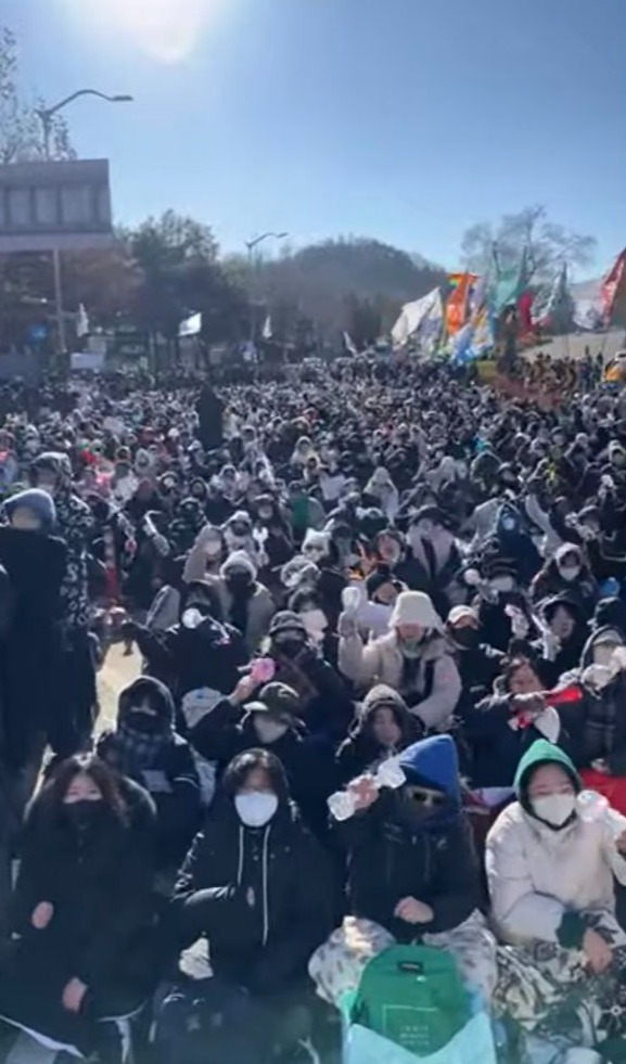 ▲전국농민회총연맹의 '전봉준 투쟁단' 트랙터들이 전날 정오께부터 서울 서초구 남태령 인근에서 경찰에 막혀 대치한 지 24시간째, 경찰을 향해 “차 빼라”고 요구하는 집회와 자유 발언이 이어지고 있다. 전농 유튜브 전농TV 라이브 생중계 갈무리.