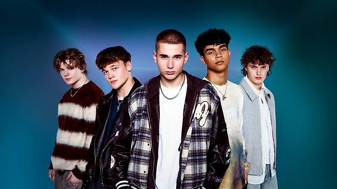 SM엔터테인먼트와 카카오엔터테인먼트 북미법인, 영국 제작사 문앤백 미디어, 미국 음반사 감마 등이 협업해 본격 데뷔를 앞둔 5인조 영국인 보이그룹 ‘디어 앨리스’. 사진제공=BBC·MoonNBack ⓒRay Burmiston