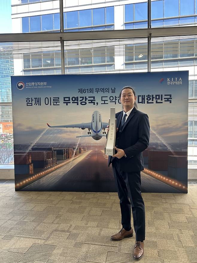 지용진 모션케어컴퍼니 대표는 2024년 12월 5일 제61회 무역의 날 기념식에서 ‘100만불 수출탑’을 수상하는 영예를 안았다. (모션케어컴퍼니 제공)