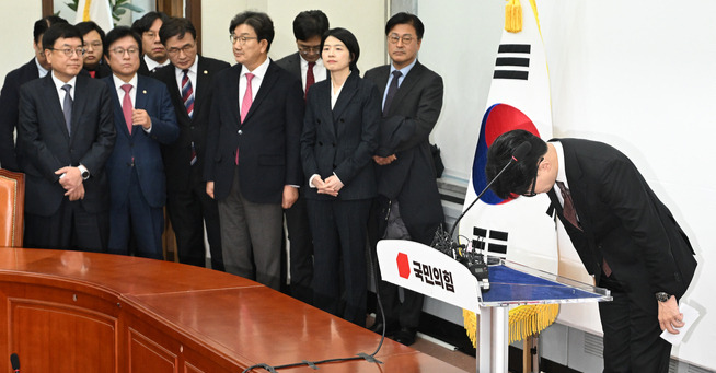 한동훈 국민의힘 대표가 지난 16일 국회에서 열린 당대표 사퇴 기자회견에서 인사를 하고 있다. 이상섭 기자