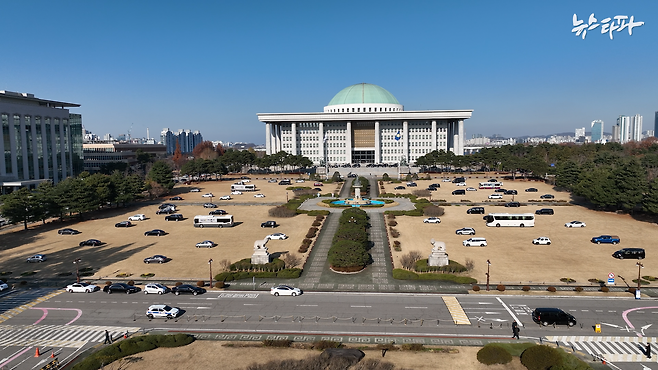 국회 보좌진과 직원들은 2차계엄에 대비해 계엄군 헬기가 쉽게 착륙할 수 없도록 국회 잔디밭에 자신의 차량을 주차하며 대비했다.