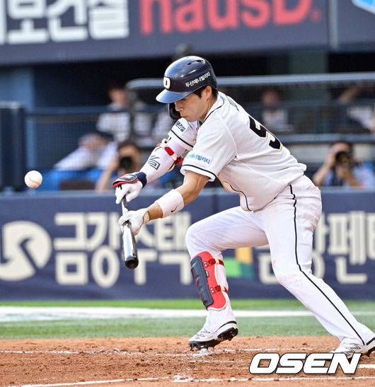 [OSEN=잠실, 조은정 기자]14일 오후 서울 잠실야구장에서 2024 신한 SOL Bank KBO리그 두산 베어스와 삼성 라이온즈의 경기가 열렸다.이날 홈팀 두산은 발라조빅을, 방문팀 삼성은 이승현을 선발 투수로 내세웠다.5회말 1사 1,3루 두산 조수행이 다시 앞서가는 1타점 번트 안타를 대고 있다. 2024.07.14 /cej@osen.co.kr