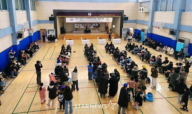 22일 학동초 야구부 선수들 및 학부모들. /사진=김우종 기자