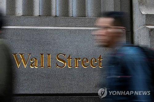 뉴욕증권거래소를 지나는 행인 [로이터 연합뉴스 자료사진]
