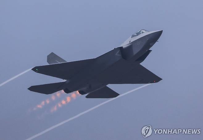 지난달 중국 에어쇼에서 시험 비행 공개한 J-35A 스텔스 전투기 [신화 연합뉴스 자료사진]
