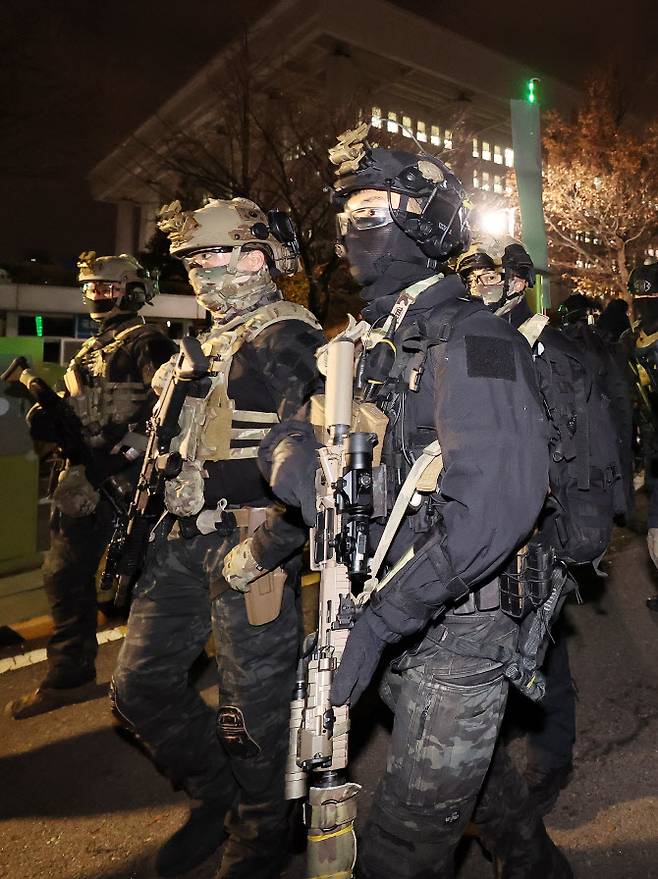 무장 계엄군이 4일 새벽 국회에서 비상계엄 해제 요구 결의안이 통과된 이후 국회를 나서고 있다. (사진=뉴스1)