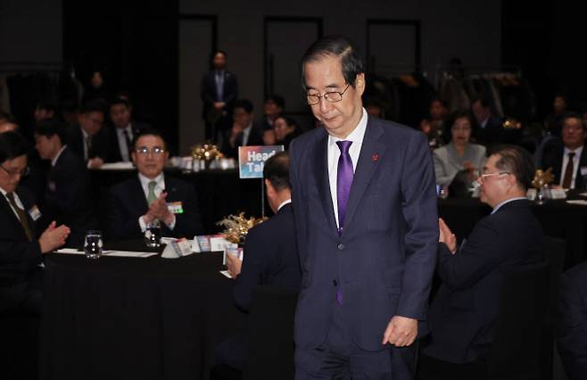 한덕수 대통령 권한대행 국무총리가 23일 서울 용산구 그랜드 하얏트 호텔에서 열린 탄소중립 그랜드 얼라이언스 선언식에서 개회사를 위해 연단으로 오르고 있다.(사진=연합뉴스)