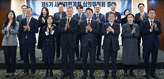 산업통상자원부가 지난 11월8일 서울 코리아나호텔에서 개최한 제5기 사업재편계획심의위원회 민간위원 위촉식 겸 워크숍에서 주요 참석자들이 기념촬영하고 있다. (앞줄 왼쪽 3번째부터) 공동 위원장을 맡은 김주훈 한국개발연구원(KDI) 초빙연구위원과 박성택 산업통상자원부 제1차관. (사진=산업부)