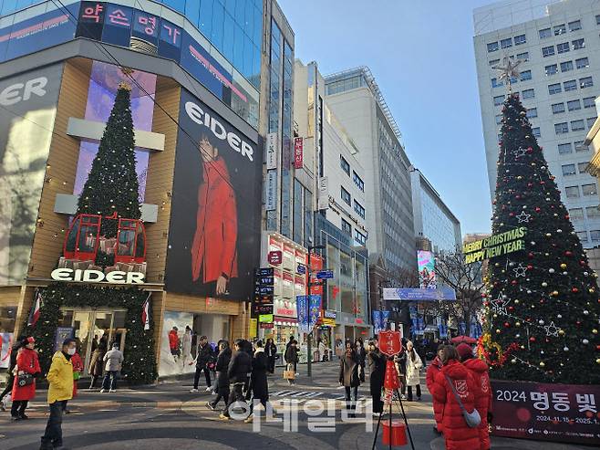 크리스마스 이브를 하루 앞둔 23일 오후 시민들과 외국인 관광객들이 서울 중구 명동 거리를 지나가고 있다. (사진=김형환 기자)