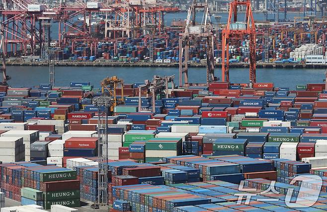 30일 부산항 신선대부두와 감만부두 야적장에 컨테이너가 가득 쌓여 있다. 2024.7.30/뉴스1 ⓒ News1 윤일지 기자