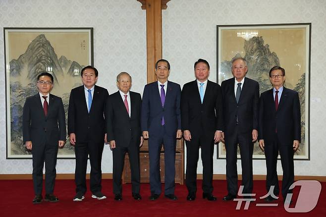 한덕수 대통령 권한대행 국무총리가 23일 서울 종로구 국무총리 공관에서 열린 경제 6단체 오찬 간담회에서 단체장들과 기념촬영하고 있다. 왼쪽부터 이호준 한국중견기업연합회 상근부회장, 김기문 중소기업중앙회 회장, 손경식 한국경영자총협회 회장, 한 대통령 권한대행, 최태원 대한상공회의소 회장, 류진 한국경제인협회 회장, 윤진식 한국무역협회 회장. (국무총리실 제공) 2024.12.23/뉴스1 ⓒ News1 장수영 기자