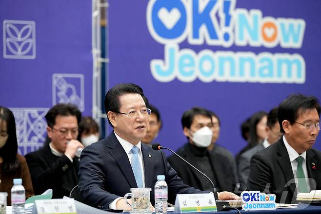 김영록 전라남도지사가 23일 고흥 반다비체육센터에서 열린 ‘고흥군 정책비전 투어’ 행사에서 인사말을 하고 있다.(전남도 제공) 2024.12.23/뉴스1