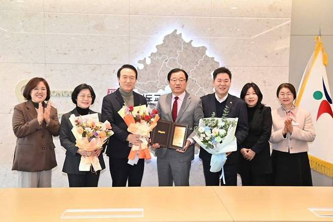 이현재 하남시장(가운데)이 23일 경기도교육청 남부청사에서 열린 '제40회 경기교육대상 시상식'에서 과밀학급 문제를 해소하고 지역인재를 양성하는 정책을 펼친 공로를 인정받아 교육협력분야 표창을 수상한 뒤 임태희 경기교육감 등과 기념촬영을 하고 있다. 하남시 제공