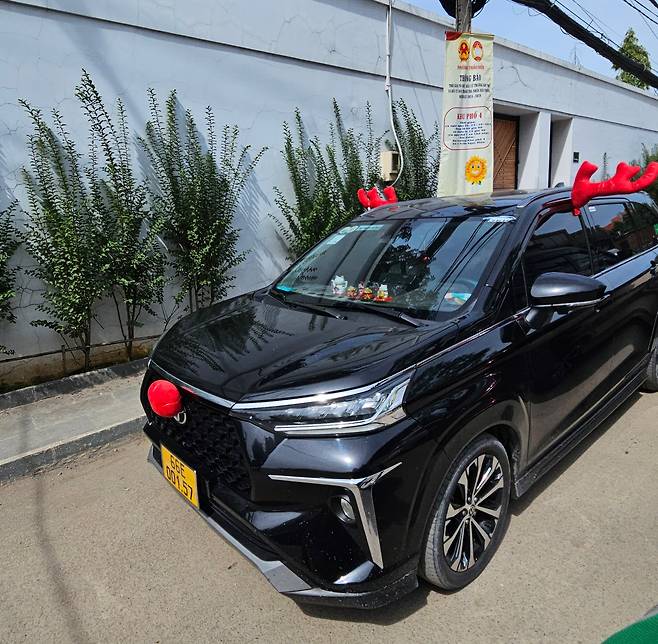 루돌프 사슴 코와 뿔로 꾸민 차량. /호찌민=이미지 기자